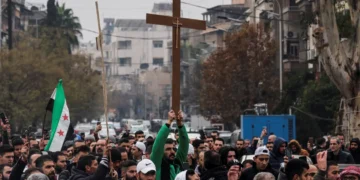 Christenen protesteren in Syrische hoofdstad na brandstichting op kerstboom