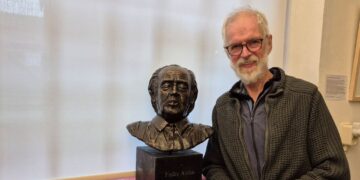 Marius van Dokkum maakt buste organist Feike Asma voor Orgelmuseum Elburg