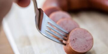 Lidl en Poiesz roepen rookworst terug om mogelijke metaaldeeltjes