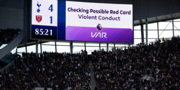 Scheidsrechters kondigen VAR-beslissingen zelf aan tijdens League Cup in Engeland