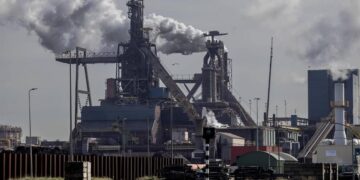 Klimaatactivisten demonstreren bij toegangspoort Tata Steel