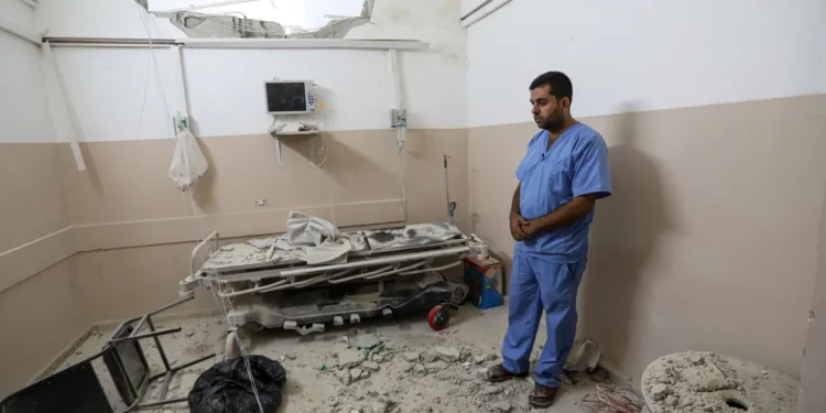 WHO-chef roept op tot beëindiging van aanvallen op ziekenhuizen in Gaza na bombardement