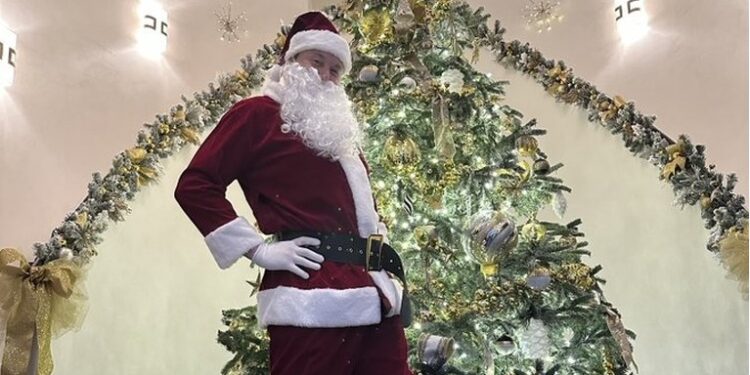 Elon Musk als Kerstman onthult geheim achter gewichtsverlies