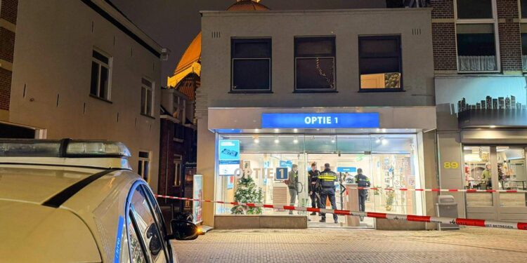 Overval op telefoonwinkel in Beverwijk: daders ontkomen op gestolen scooter