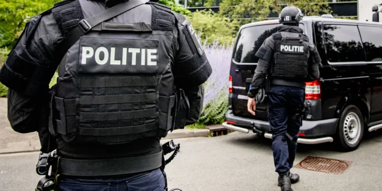 Overleden persoon aangetroffen in Johan van Hasseltkanaal in Amsterdam-Noord