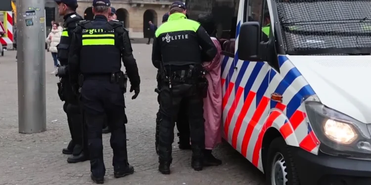 Zwaargewonde man aangetroffen bij daklozenopvang in Amsterdam-Westpoort