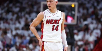 Herro schittert voor uitzetting, Heat verslaat Rockets