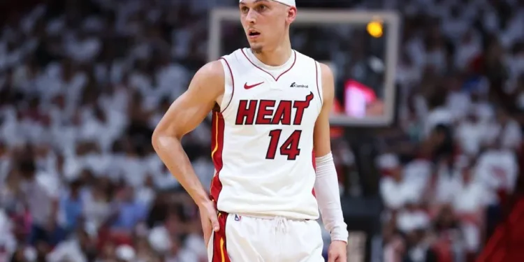 Herro schittert voor uitzetting, Heat verslaat Rockets