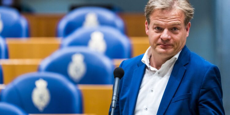 Omtzigt loopt weg tijdens interview na emotionele vragen