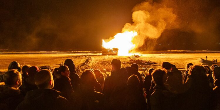 Vanavond al vreugdevuren in Scheveningen en Duindorp: traditie verplaatst vanwege harde wind