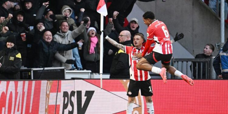PSV nu 10 punten voor op Feyenoord na overtuigende 3-0 overwinning