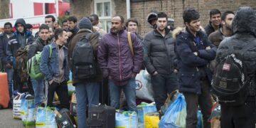 Amsterdam blijft afhankelijk van MS Galaxy voor asielopvang: structurele problemen en tijdelijke oplossingen