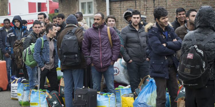 Amsterdam blijft afhankelijk van MS Galaxy voor asielopvang: structurele problemen en tijdelijke oplossingen