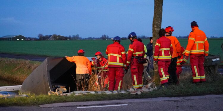 LIVE | Gewonde bij steekincident in Assen, paardentrailer belandt in sloot bij Sint Annen en flinke file in centrum Meppel