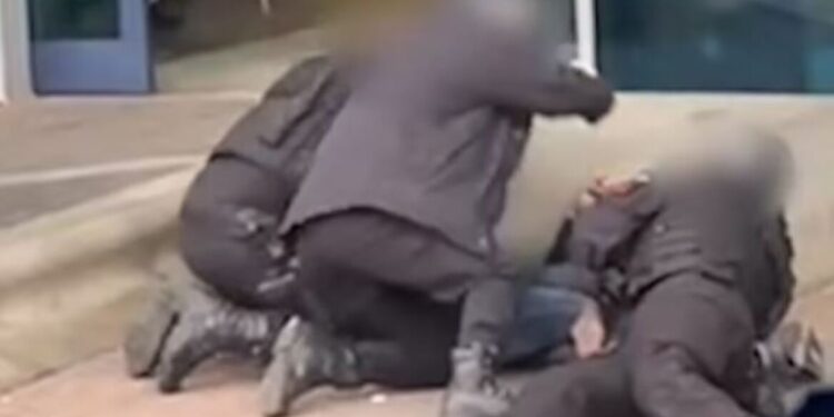 Politiegeweld in Manchester: Man hardhandig gearresteerd na verzet.