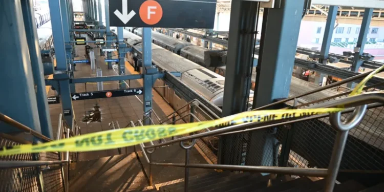 Vrouw sterft na in brand gestoken te zijn in metro van NYC