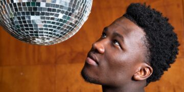 Zanger Claude kwam als klein kind naar Nederland: ‘In Afrika had ik geen vrienden, in Alkmaar wel’