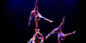 Recensie: Wereldkerstcircus in Carré is bij vlagen spectaculair maar de seksistische buikspreekact is tenenkrommend