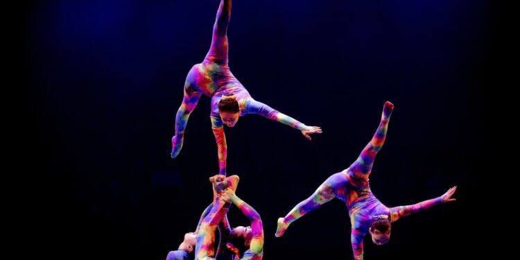 Recensie: Wereldkerstcircus in Carré is bij vlagen spectaculair maar de seksistische buikspreekact is tenenkrommend