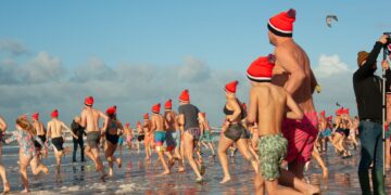 Fris het jaar 2025 in: Nieuwjaarsduik in Wijk aan Zee verwacht 1500 deelnemers