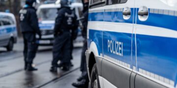 Man steelt graafmachine, botst op auto’s en sterft na politiekogels.