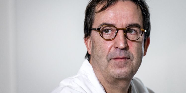 Diederik Gommers luidt noodklok over toekomst van zorg: ‘We gaan Amerika achterna’