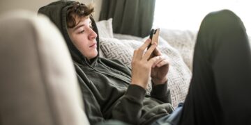 D66 wil minimumleeftijd van 15 jaar voor sociale media: ‘Niet bestand tegen eindeloos scrollen’