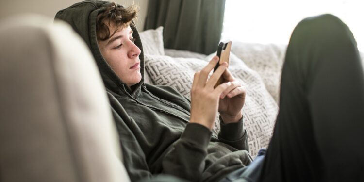 D66 wil minimumleeftijd van 15 jaar voor sociale media: ‘Niet bestand tegen eindeloos scrollen’