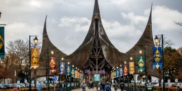 Russische vrouw neemt pornofilm op in Sprookjesbos, Efteling kan er niet om lachen