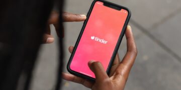 Gevoelige informatie te achterhalen: ‘Militairen op Tinder brengen nationale veiligheid in gevaar’