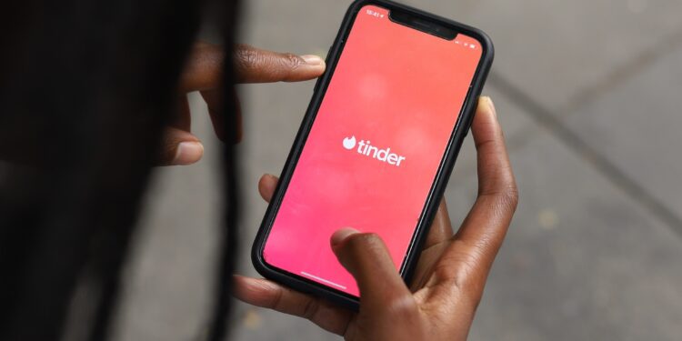 Gevoelige informatie te achterhalen: ‘Militairen op Tinder brengen nationale veiligheid in gevaar’
