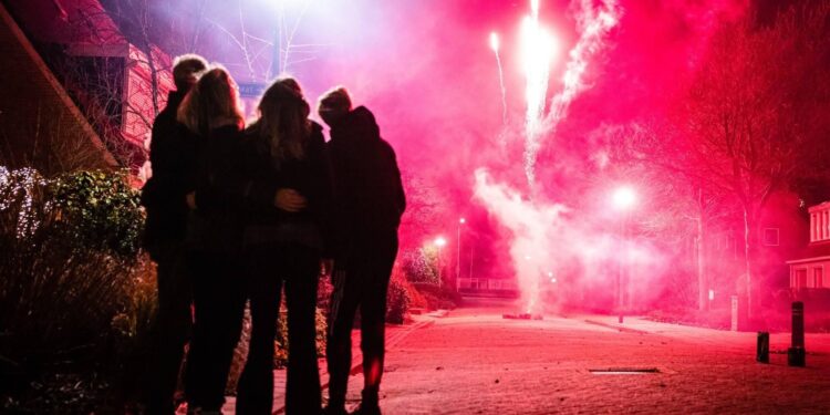 Meer Nederlanders dan ooit zijn voor een vuurwerkverbod: ‘Het kost een hoop geld en ogen’