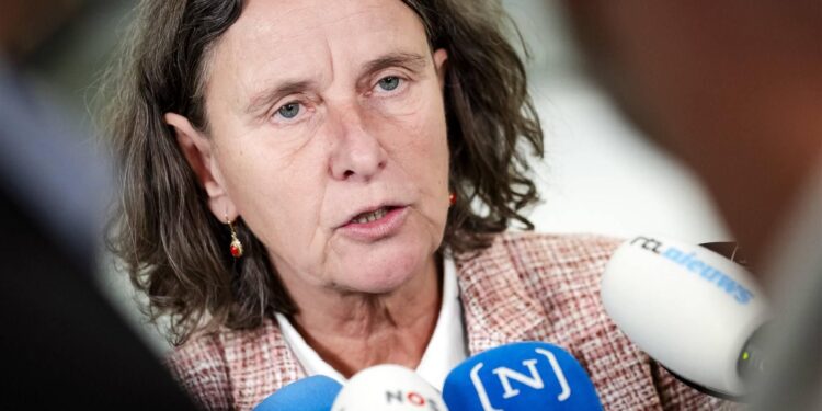 Asielminister presenteert ‘strengste asielplannen ooit’: wat houdt dit in?