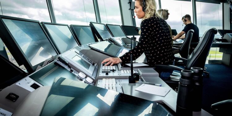 Storm: Schiphol annuleert veel vluchten, ook last op de weg en het spoor