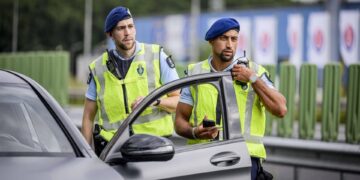 Eerste grenscontroles om migratie in te perken van start in Eijsden