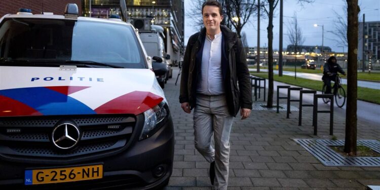 Sywert van Lienden geeft bij start rechtszaak de pers de schuld van alles: ‘Ik ben de kop van jut’