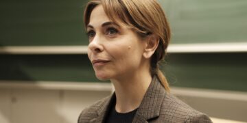Georgina Verbaan heerlijke hork van een (drinkende) professor in Videolandserie Onopgelost