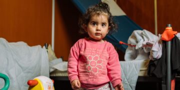 Hotel AZC zet deuren open voor bezoek: ‘Noodopvang asielzoekers allesbehalve luxe’