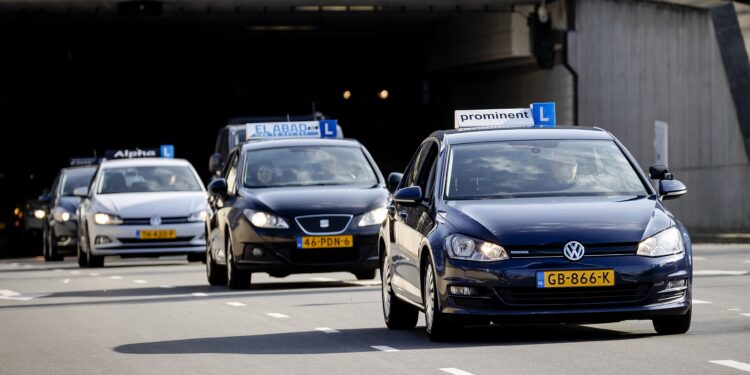 In de file voor je rijbewijs: zo (ellenlang) moet je nu wachten voor afrijden