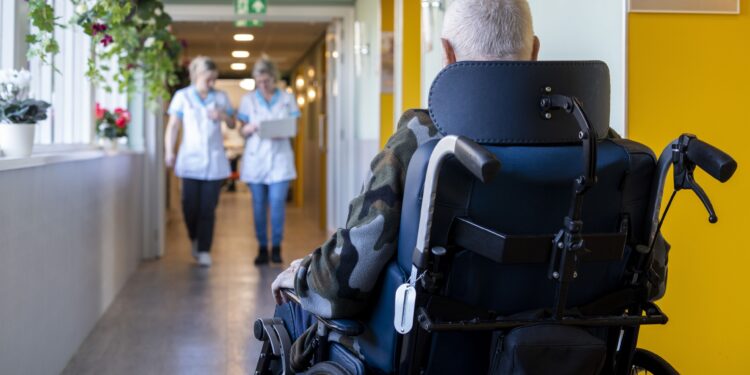 Verzorgers hebben absoluut geen tijd voor persoonlijke aandacht voor ouderen in verpleeghuis