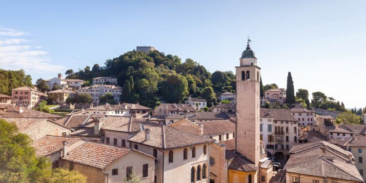 Rustig Italiaans bergdorp op uur van Venetië zonder drukte.