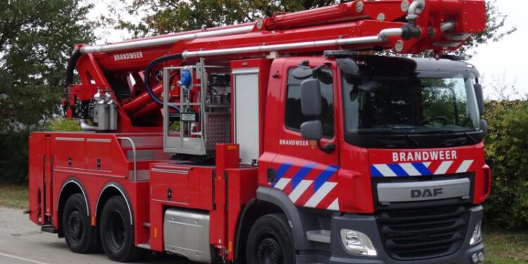 Twee doden bij brand in Overijssel, explosie verwoest woning in Limburg