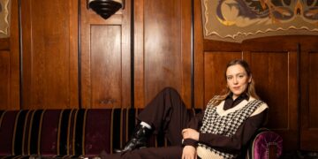 Actrice Laura Bakker won dit jaar twee Gouden Kalveren op één avond: ‘Ik word nooit herkend, mensen vragen in de foyer weleens wat ik van mijn eigen show vond’