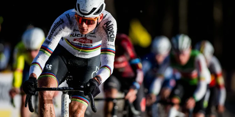 Mathieu van der Poel kiest voor privéjet naar Wereldbeker in Frankrijk