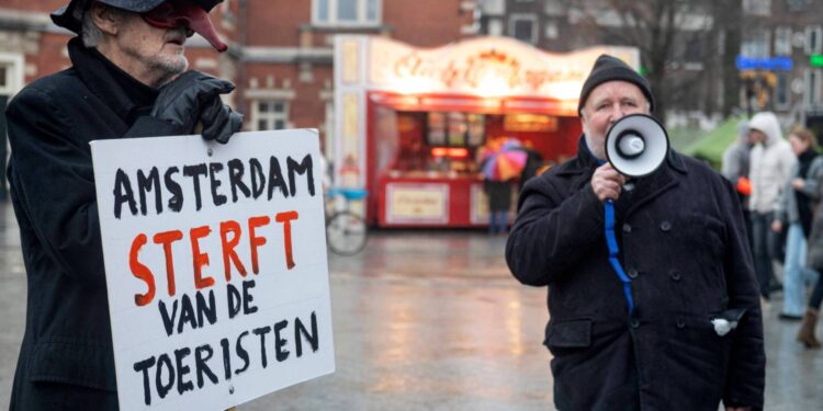 Amsterdamse bewoners protesteren tegen massatoerisme: 'De stad verliest zijn ziel