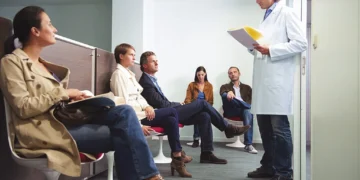 Nederlands zorgsysteem onder druk: patiënten wachten maanden op specialisten