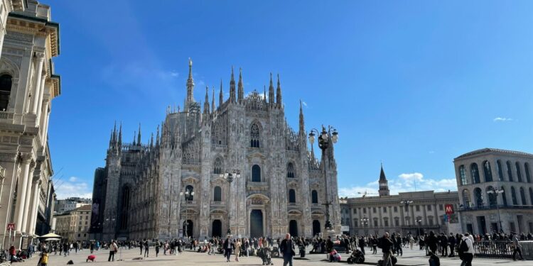 Roken verboden in openbare ruimtes in Milaan, boete tot 240 euro.