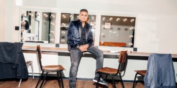 Rayen Panday zoekt, tegengewerkt door een sneeuwmachine, naar zijn eigen kersthit