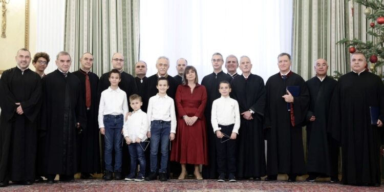 Nieuwjaarsliederen bij presidentieel paleis voor Katerina Sakellaropoulou