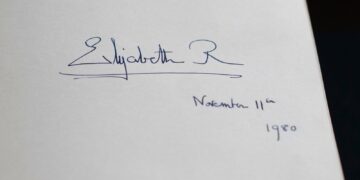 Bijzondere bezoekers in de schijnwerpers: onthulling No 10 gastenboeken.